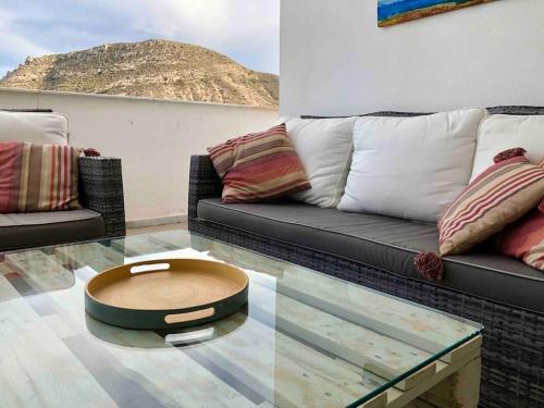 a living room with a couch and a coffee table at Moderno apartamento con vistas al mar in Las Negras
