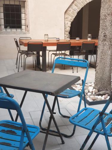 a table and chairs sitting next to a table at Casa Kaki in Malcesine