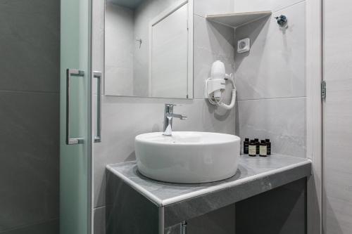 Ein Badezimmer in der Unterkunft Urban & Cozy 1BD Apartment in Ampelokipoi Area by UPSTREET