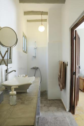 a bathroom with a white tub and a sink at Le Petit Hôtel du Flouka in Lalla Takerkoust