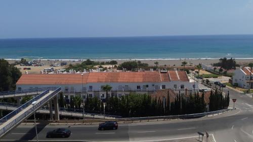 una strada con un edificio e l'oceano sullo sfondo di Casa del Sol a Manilva