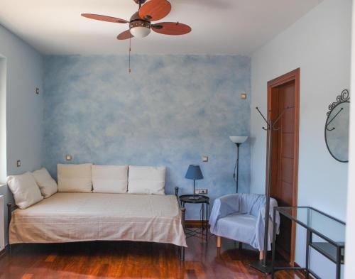 En eller flere senge i et værelse på Sounio Mare