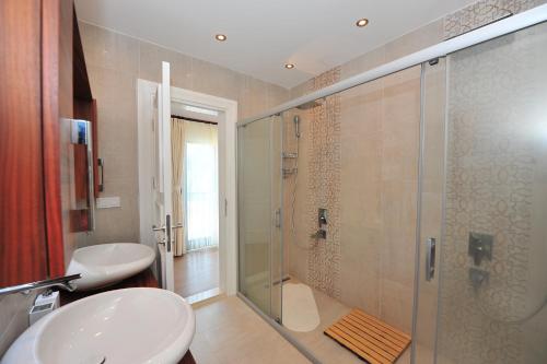 ein Bad mit einer Dusche, einem WC und einem Waschbecken in der Unterkunft Egehan Butik Hotel Dalyan in Dalyan
