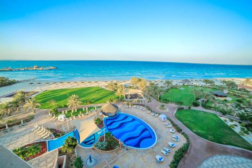 z powietrza widok na ośrodek z oceanem w obiekcie Danat Jebel Dhanna Resort w mieście Jebel Dhanna