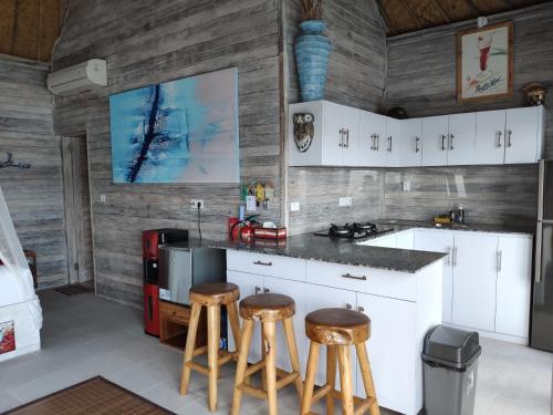 Η κουζίνα ή μικρή κουζίνα στο Villas Gede 888 Private Pool