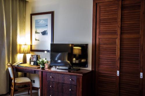 a hotel room with a desk with a television on a desk sidx sidx sidx sidx at Danat Jebel Dhanna Resort in Jebel Dhanna