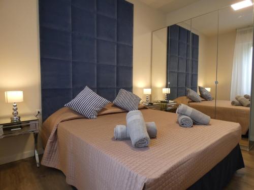 una camera da letto con un grande letto con asciugamani di Villa Allende a Forte dei Marmi