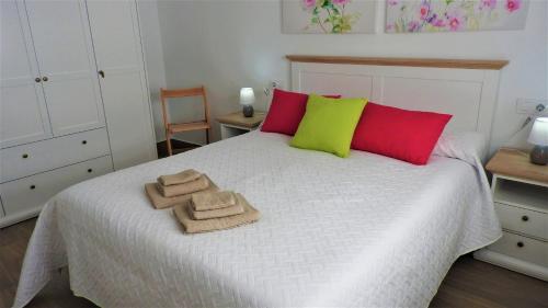una camera da letto con un letto e due asciugamani di Viviendas con Fines Turisticos ``La Jamuga´´ ad Andújar