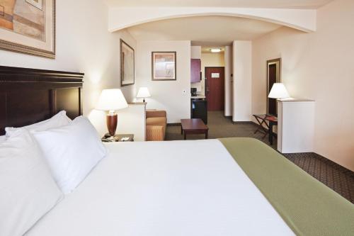 Holiday Inn Express Hotel and Suites Corsicana I-45, an IHG Hotel في كورسيكانا: سرير أبيض كبير في غرفة الفندق