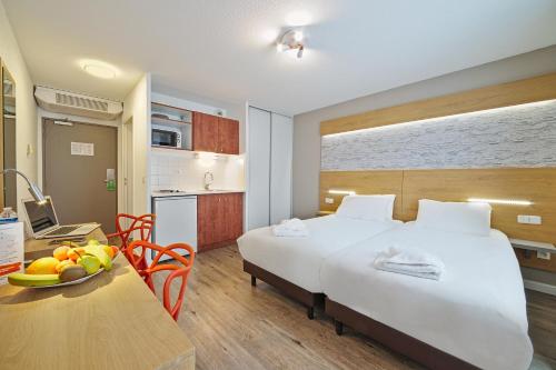Postel nebo postele na pokoji v ubytování Residhotel Lyon Part Dieu
