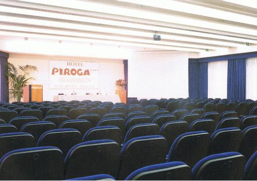El área de trabajo o centro de convenciones de Hotel Piroga Padova