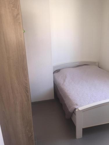 - une petite chambre avec un petit lit dans l'établissement T3 à Saint cyprien plage (400m de la plage), à Saint-Cyprien