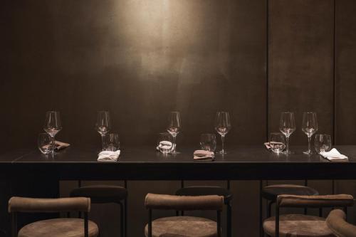 Un bar con copas de vino en una mesa. en Hotel Scenario, en Roma