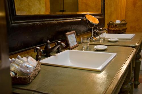 a bathroom counter with a white sink and a mirror at Luma Casa De Montaña in Villa La Angostura
