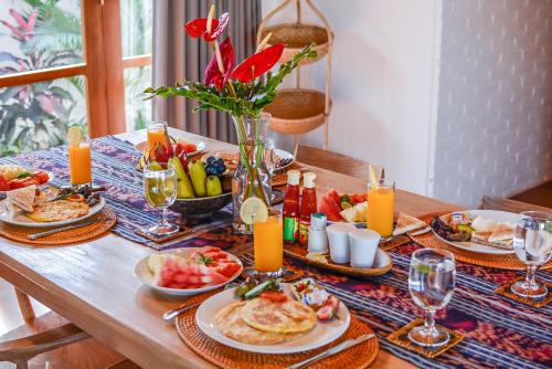 Pilihan sarapan tersedia untuk tetamu di Villa Kupu Kupu Bingin