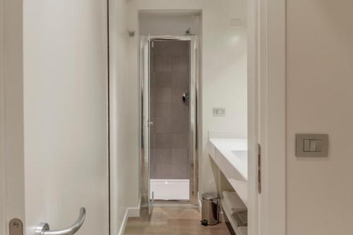 Koupelna v ubytování Tag Hotel