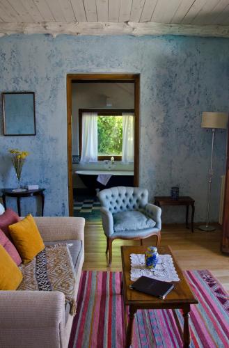 a living room with a couch and a table at Luma Casa De Montaña in Villa La Angostura