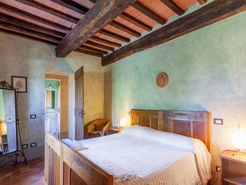 een slaapkamer met een groot bed in een kamer bij Borgo Santa Maria in Monteleone dʼOrvieto