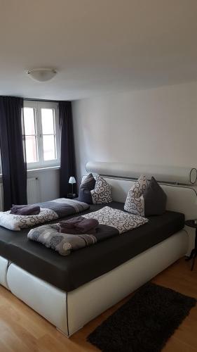 two beds sitting next to each other in a room at Köpi Appartements in Goslar