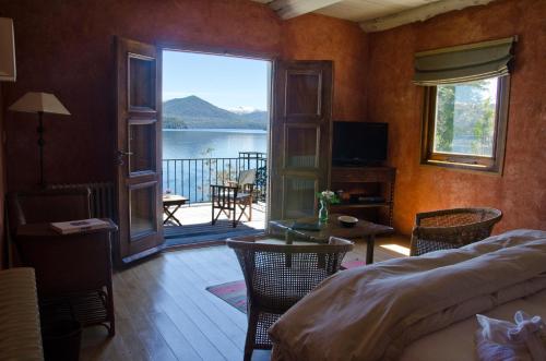 a bedroom with a bed and a view of the water at Luma Casa De Montaña in Villa La Angostura