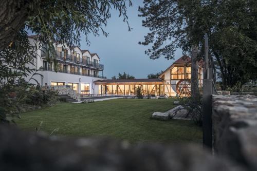a large house with a lawn in front of it at Jordan's Untermühle in Köngernheim