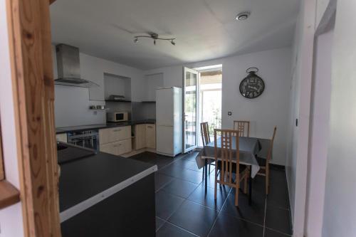 une cuisine avec une table et une salle à manger dans l'établissement La maison de Vox, à Le Bousquet-dʼOrb