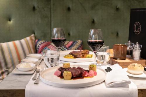 Comida en o cerca de este hotel