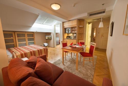 een woonkamer met een bank en een tafel bij EA Hotel Julis in Praag