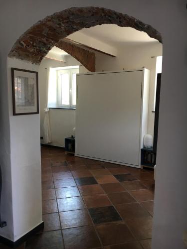 a room with a white wall and a tile floor at B&B Casetta del Marinaio in Camogli