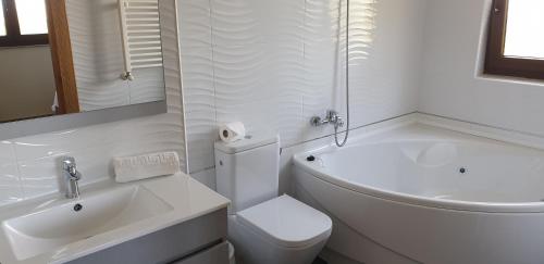 Ένα μπάνιο στο Apartamentos La Pradera de Isla