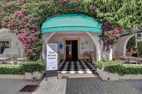 Η πρόσοψη ή η είσοδος του Hotel Sis Pins