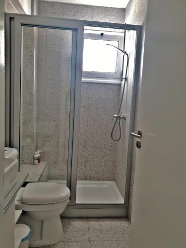 Bilik mandi di Rainbow Apartments