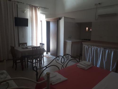 eine Küche und ein Esszimmer mit einem Tisch und Stühlen in der Unterkunft B&B Carpignano affittacamere in Palagianello