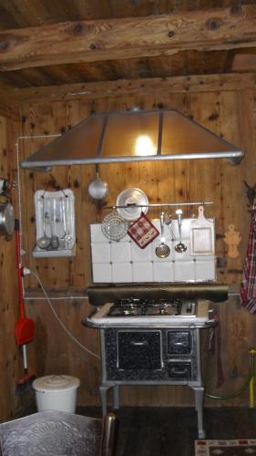 a kitchen with a stove top oven in a room at Le Primule in Piedilago