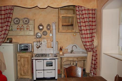 a small kitchen with a stove and a sink at Le Primule in Piedilago