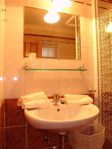Bilik mandi di Hotel Kreutzer