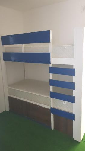 Un dormitorio con una litera azul y blanca en House bedroom en Burgas