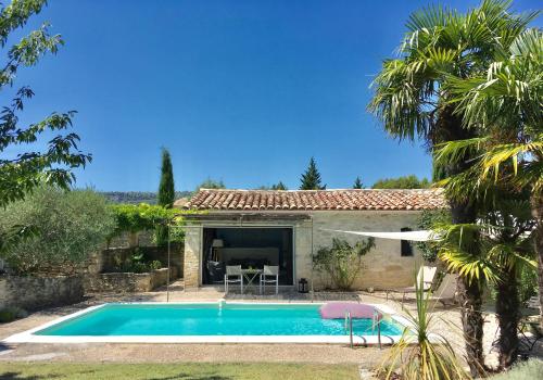 une piscine devant une villa dans l'établissement Le Petit Bastidon - Private pool - Gordes, à Gordes