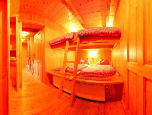 TauplitzalmにあるSchermerhüttenのキャビン内の二段ベッド2台が備わる客室です。