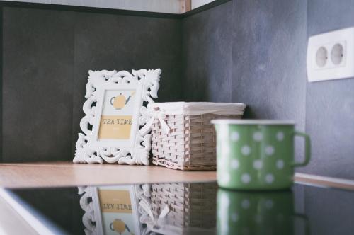 a table with baskets and a cup on a shelf at NATURALINA HOLIDAY HOUSE in Tribussa Superiore