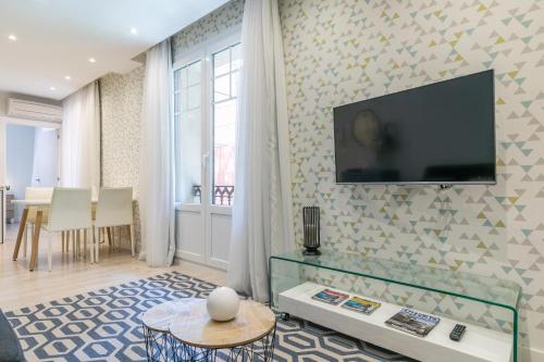 Μια τηλεόραση ή/και κέντρο ψυχαγωγίας στο BMA by Forever Rentals