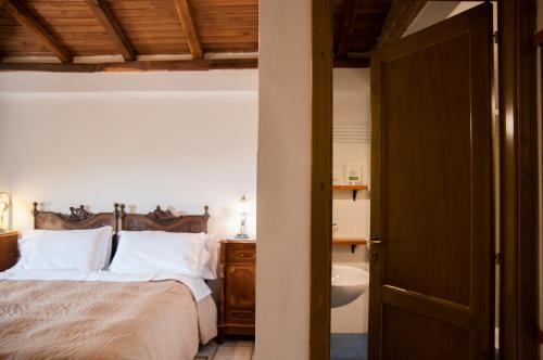 Antico Borgo Etneo Country Hotelにあるベッド
