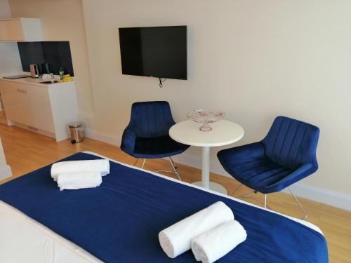 TV a/nebo společenská místnost v ubytování ORBi CITY TOWERS