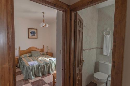 Tempat tidur dalam kamar di Apartamentos Rurales Las Chimeneas