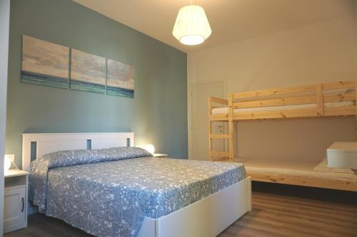 un dormitorio con una cama y una litera en Holiday House, en Chioggia