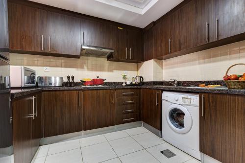 Η κουζίνα ή μικρή κουζίνα στο Abidos Hotel Apartment Dubai Land
