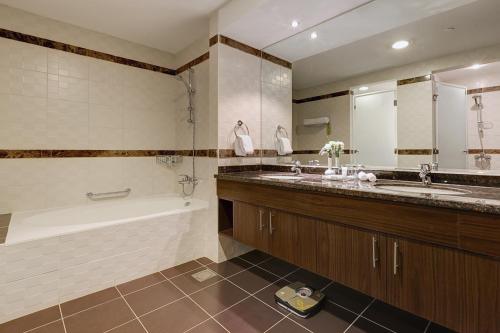 Vannas istaba naktsmītnē Abidos Hotel Apartment Dubai Land