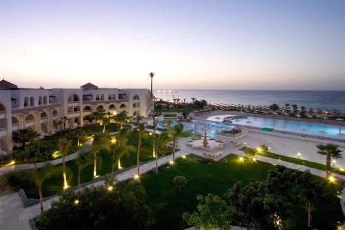 een luchtzicht op een resort met de oceaan op de achtergrond bij Old Palace Resort Sahl Hasheesh in Hurghada