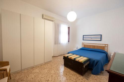 Ein Bett oder Betten in einem Zimmer der Unterkunft Casa Lisa a due passi dal mare con ampio giardino