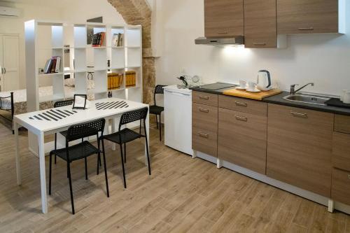 a kitchen with a table and chairs in a room at Casa Concerie Quattro in Sulmona
